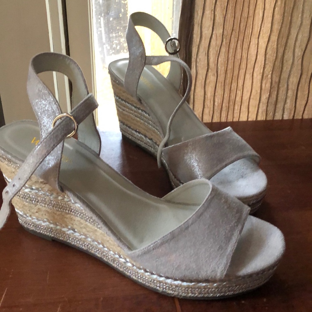 Wedge sandal never worn